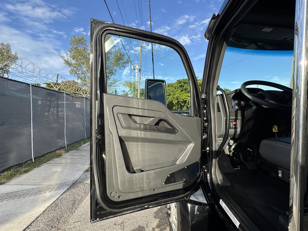 2025 Kenworth T600 - $88,995