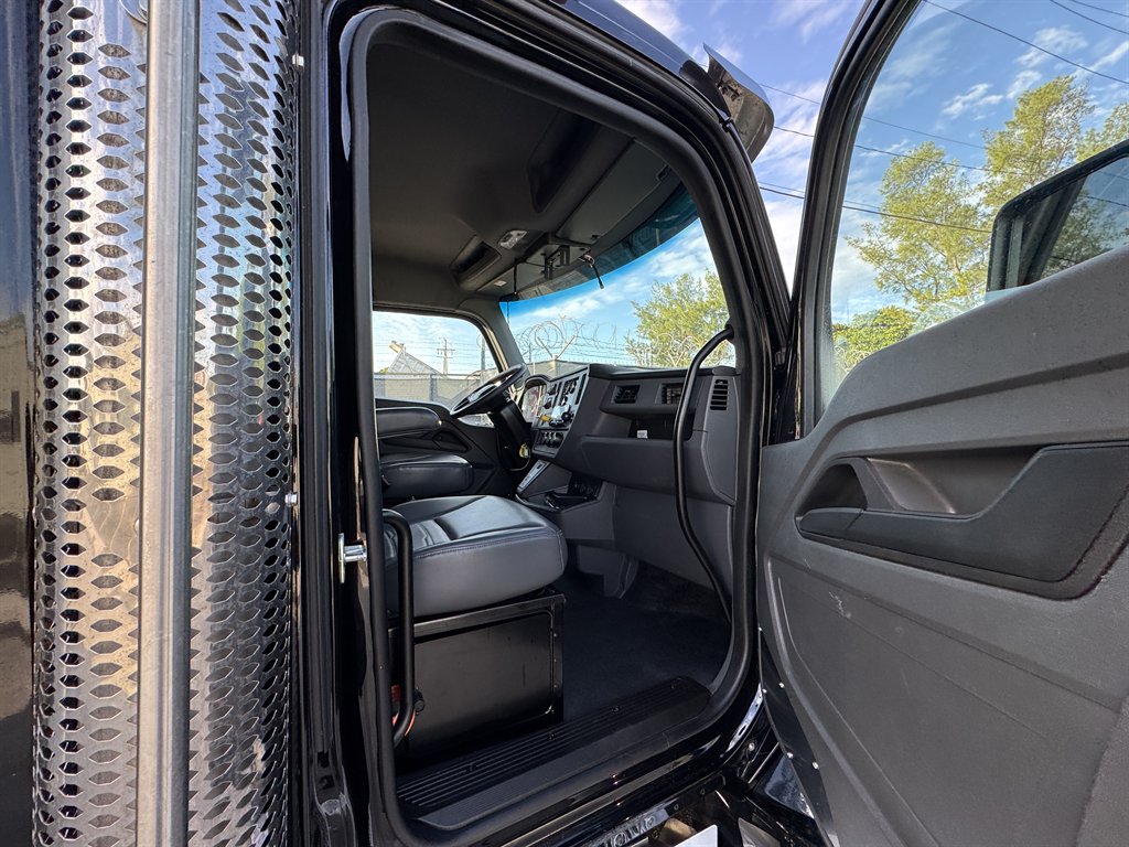 2025 Kenworth T600 - $88,995