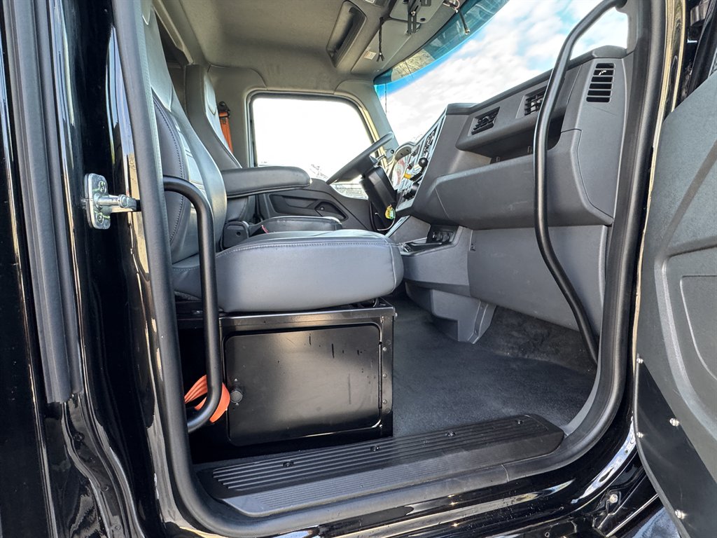 2025 Kenworth T600 - $88,995