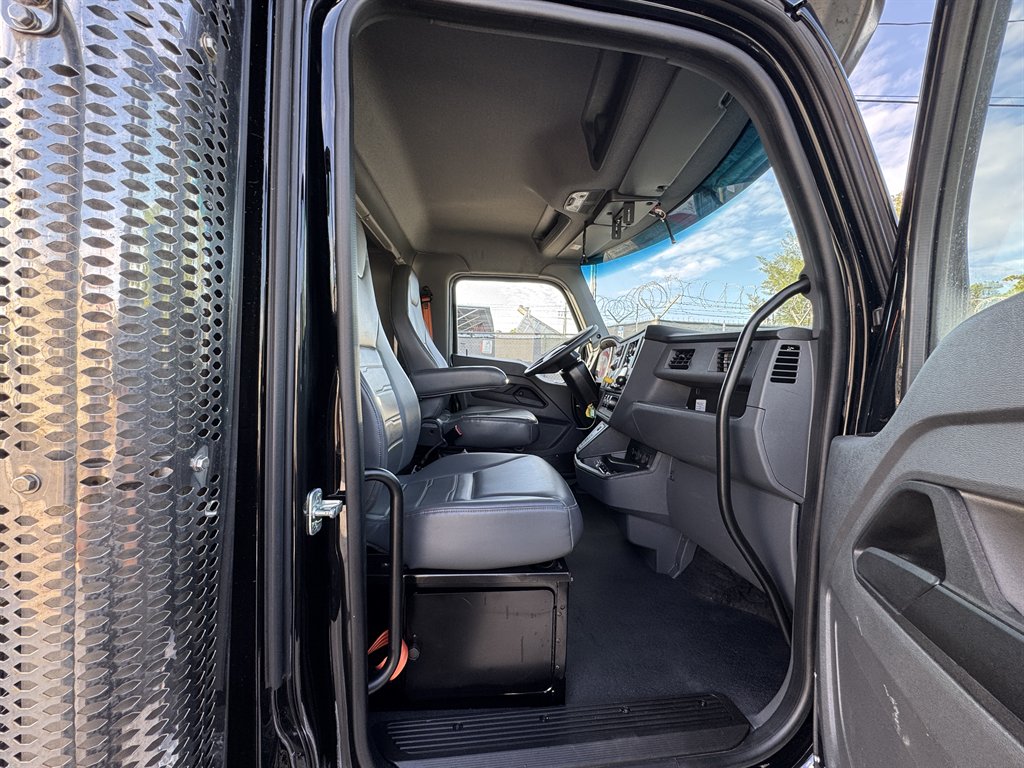 2025 Kenworth T600 - $88,995