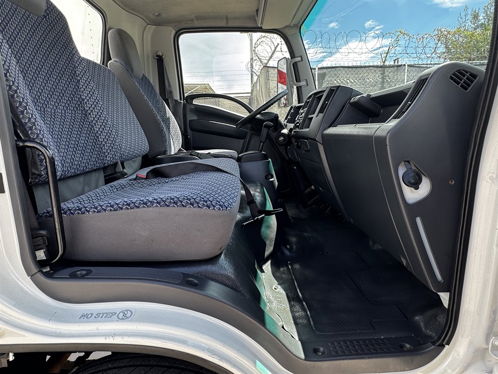 2023 Isuzu Npr-hd - $31,995
