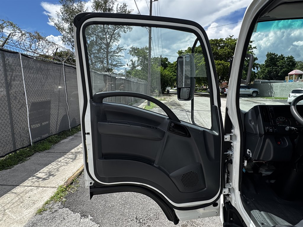 2023 Isuzu Npr-hd - $31,995