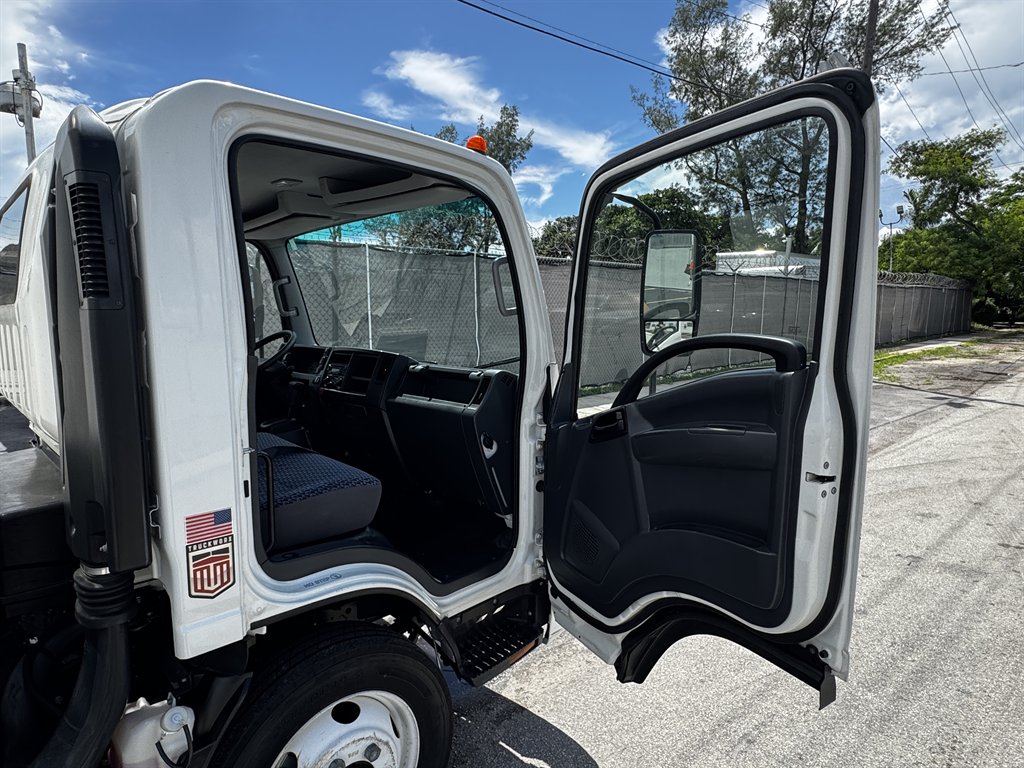 2023 Isuzu Npr-hd - $31,995