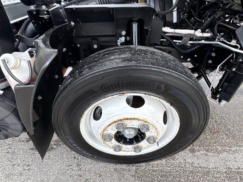 2023 Isuzu Npr-hd - $28,995