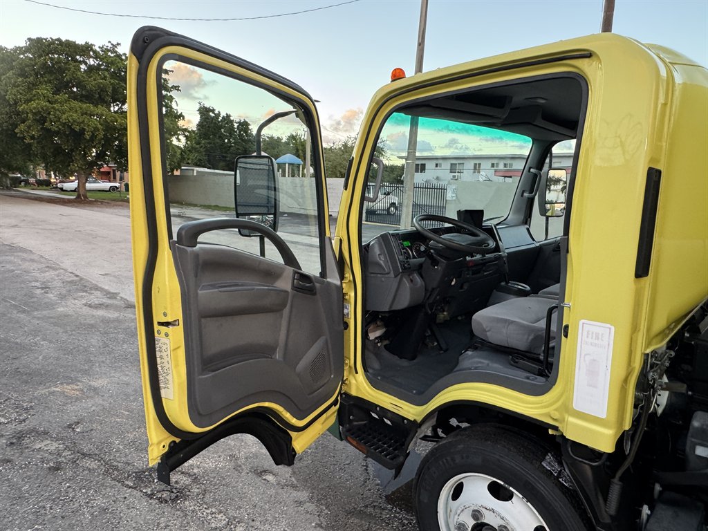 2017 Isuzu Nrr - $24,995