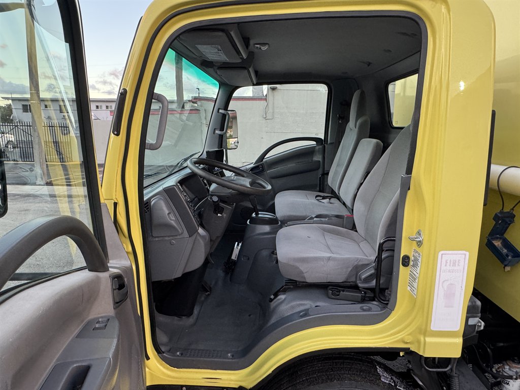 2017 Isuzu Nrr - $24,995