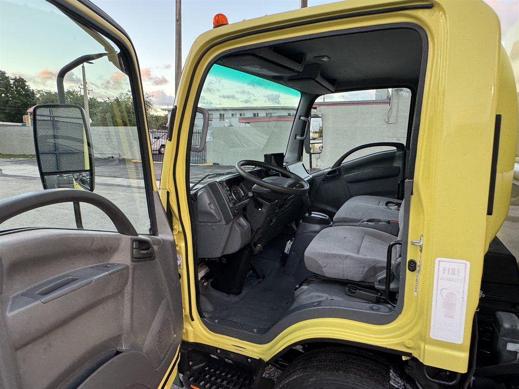 2017 Isuzu Nrr - $24,995