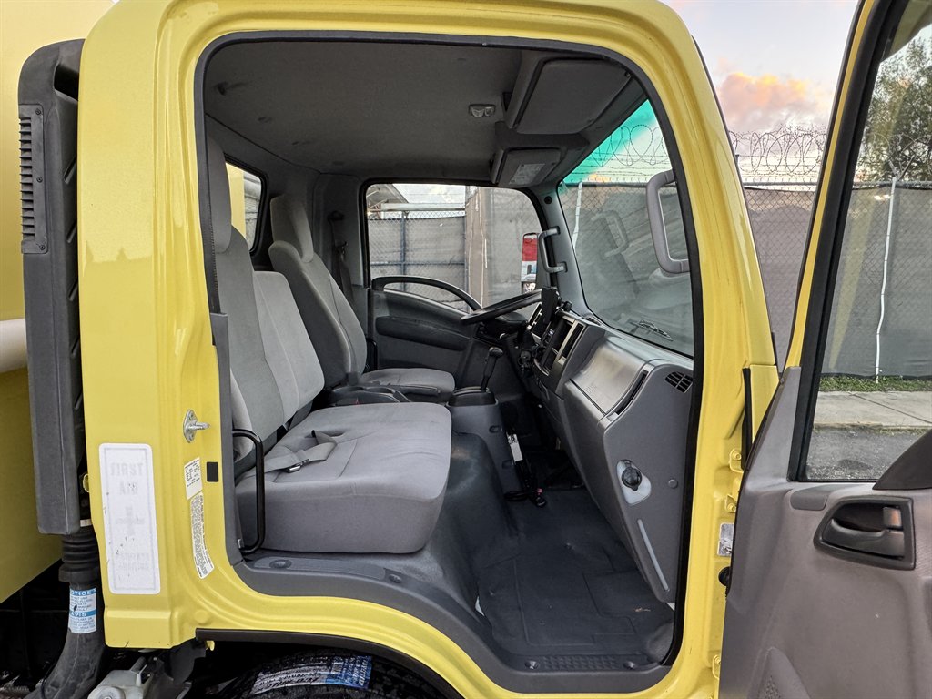 2017 Isuzu Nrr - $24,995