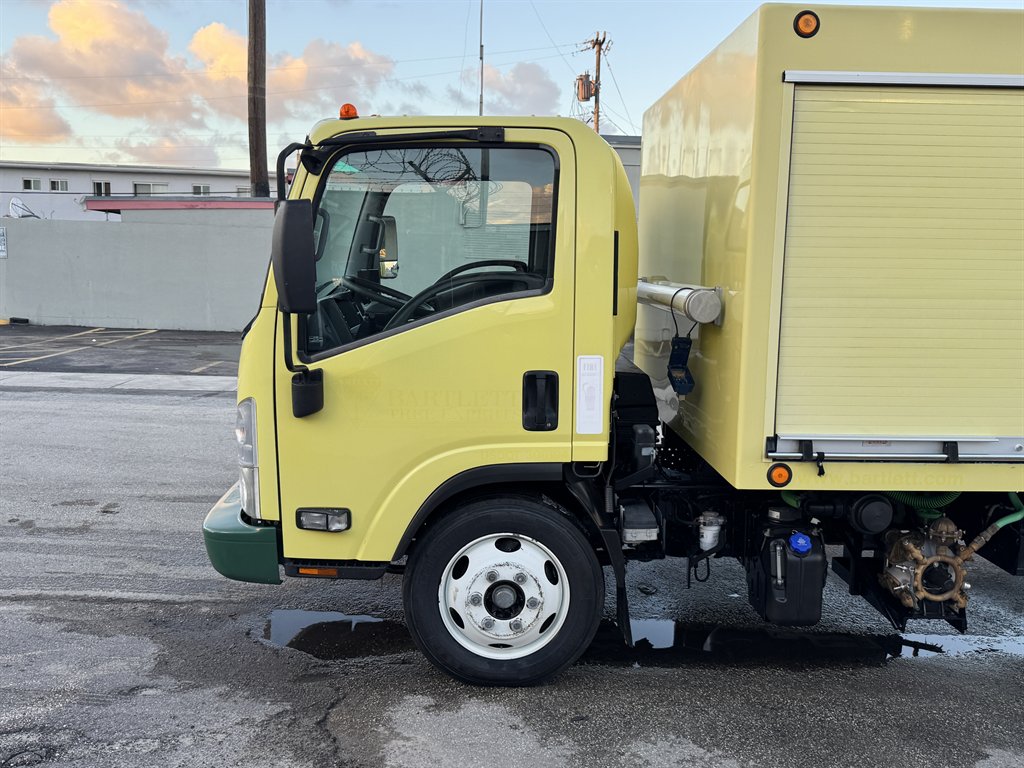 2017 Isuzu Nrr - $24,995