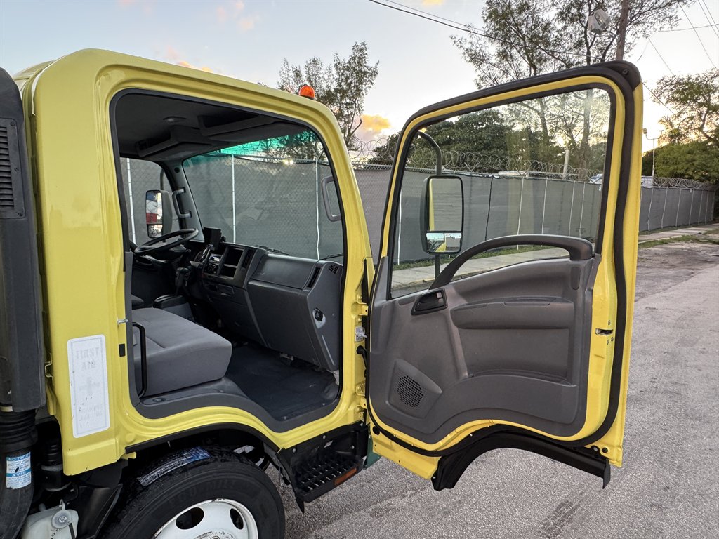 2017 Isuzu Nrr - $24,995