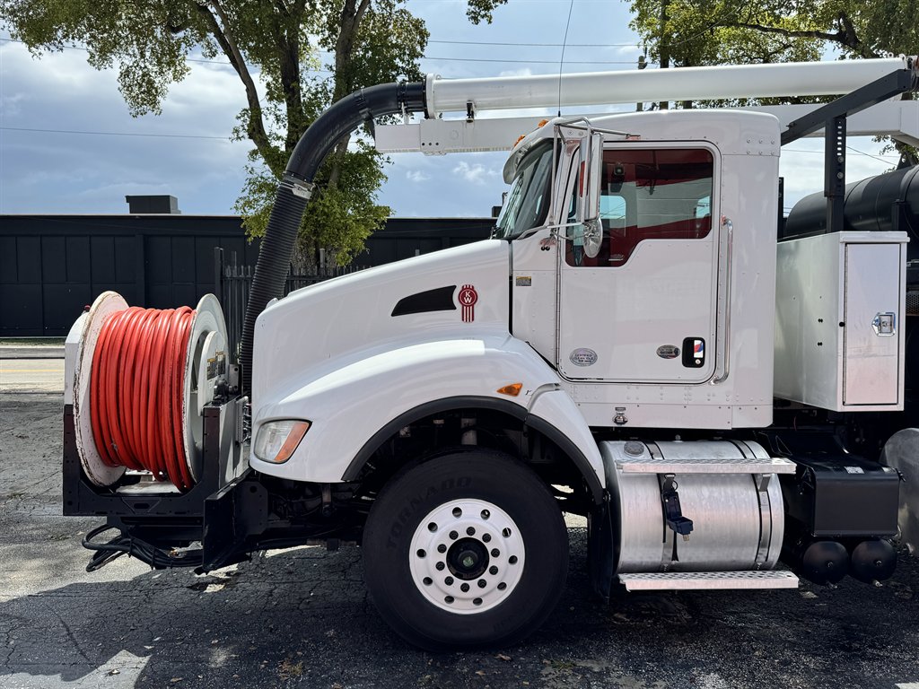 2014 Kenworth T4 Series - $96,000