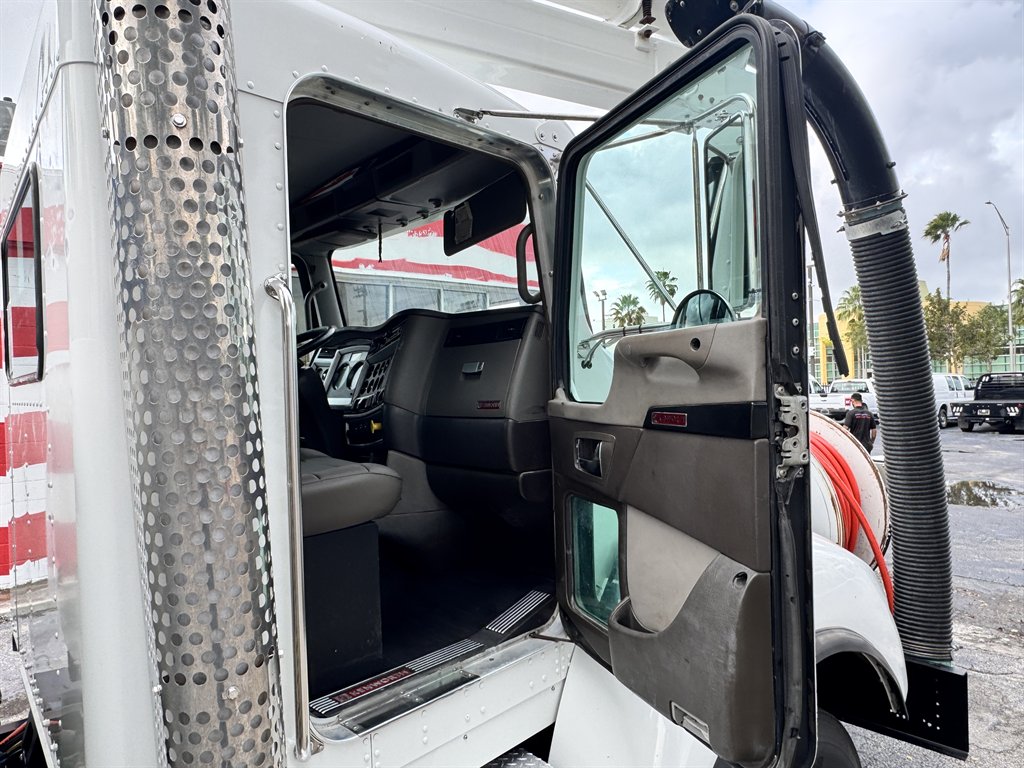 2014 Kenworth T4 Series - $96,000