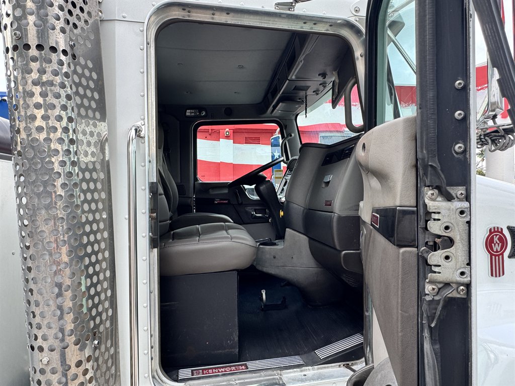 2014 Kenworth T4 Series - $96,000