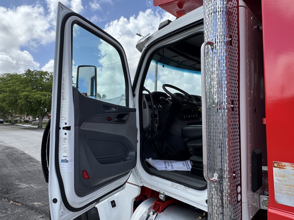 2017 Peterbilt 579 - $99,995
