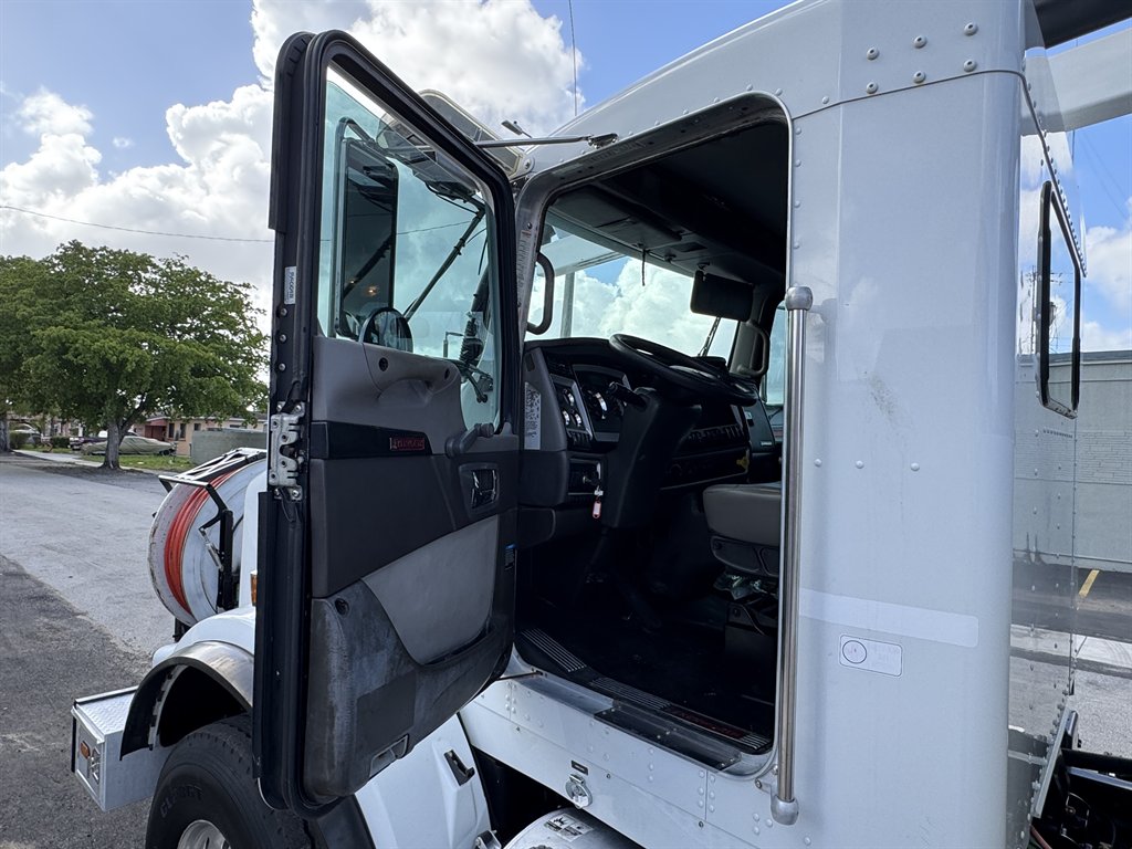 2015 Kenworth T8 Series - $119,995