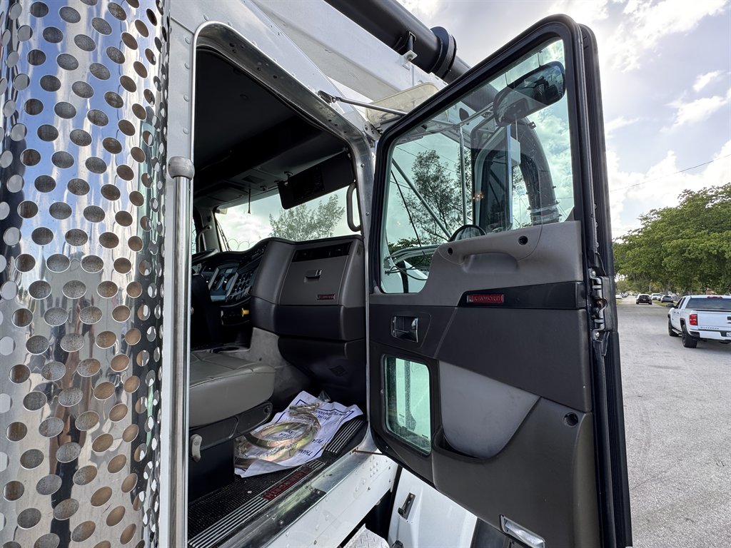 2015 Kenworth T8 Series - $119,995
