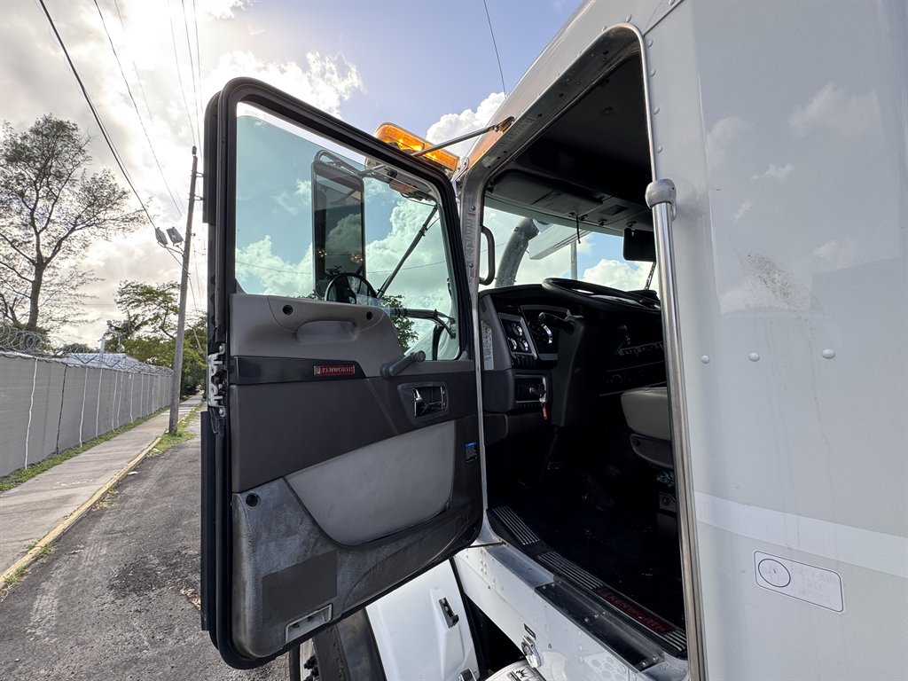 2015 Kenworth T8 Series - $119,995