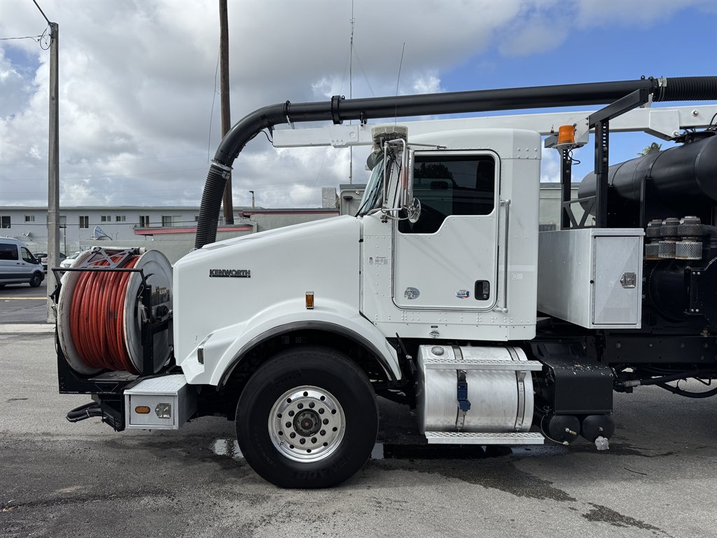 2015 Kenworth T8 Series - $119,995