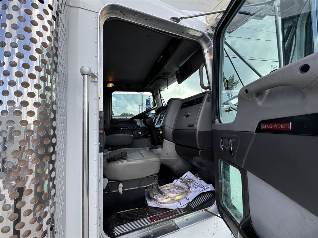 2015 Kenworth T8 Series - $119,995