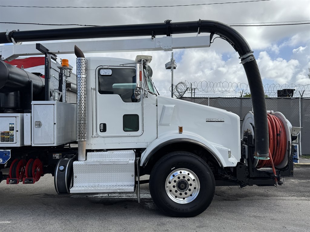 2015 Kenworth T8 Series - $119,995