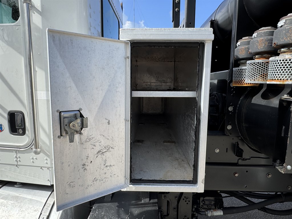 2015 Kenworth T8 Series - $119,995
