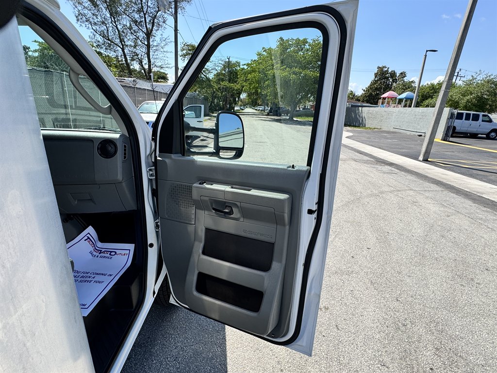 2022 Ford E-350 - $26,995
