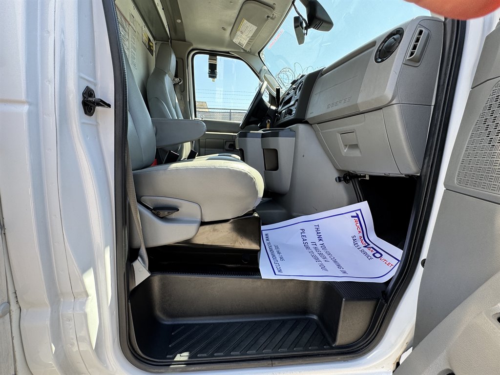 2022 Ford E-350 - $26,995