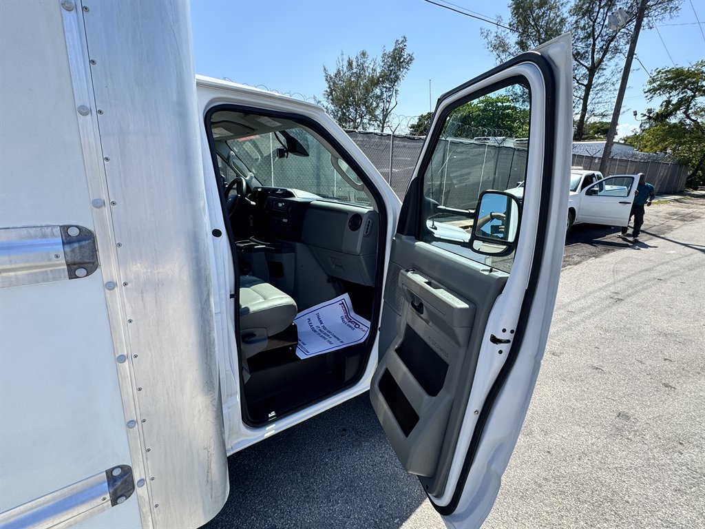 2022 Ford E-350 - $26,995