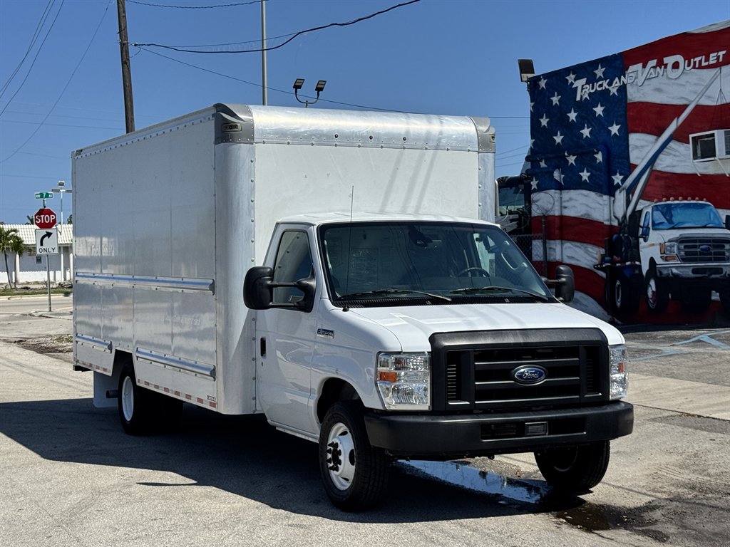 2022 Ford E-Series Chassis E-350 SD Cutaway SB RWD