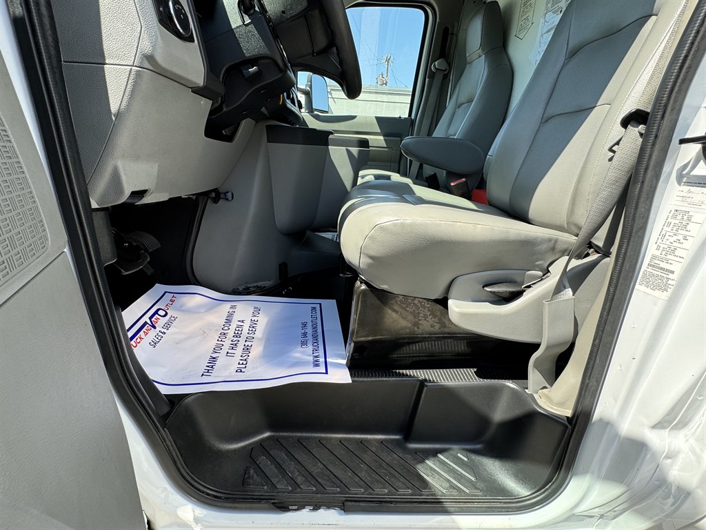 2022 Ford E-350 - $26,995