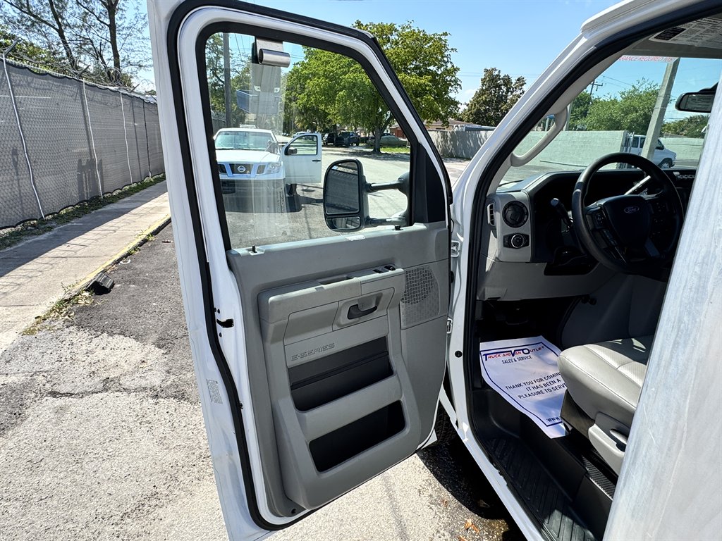 2022 Ford E-350 - $26,995