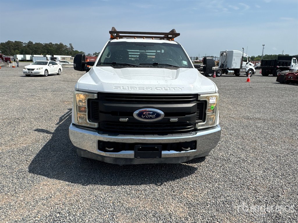 2017 Ford F350 - $27,995