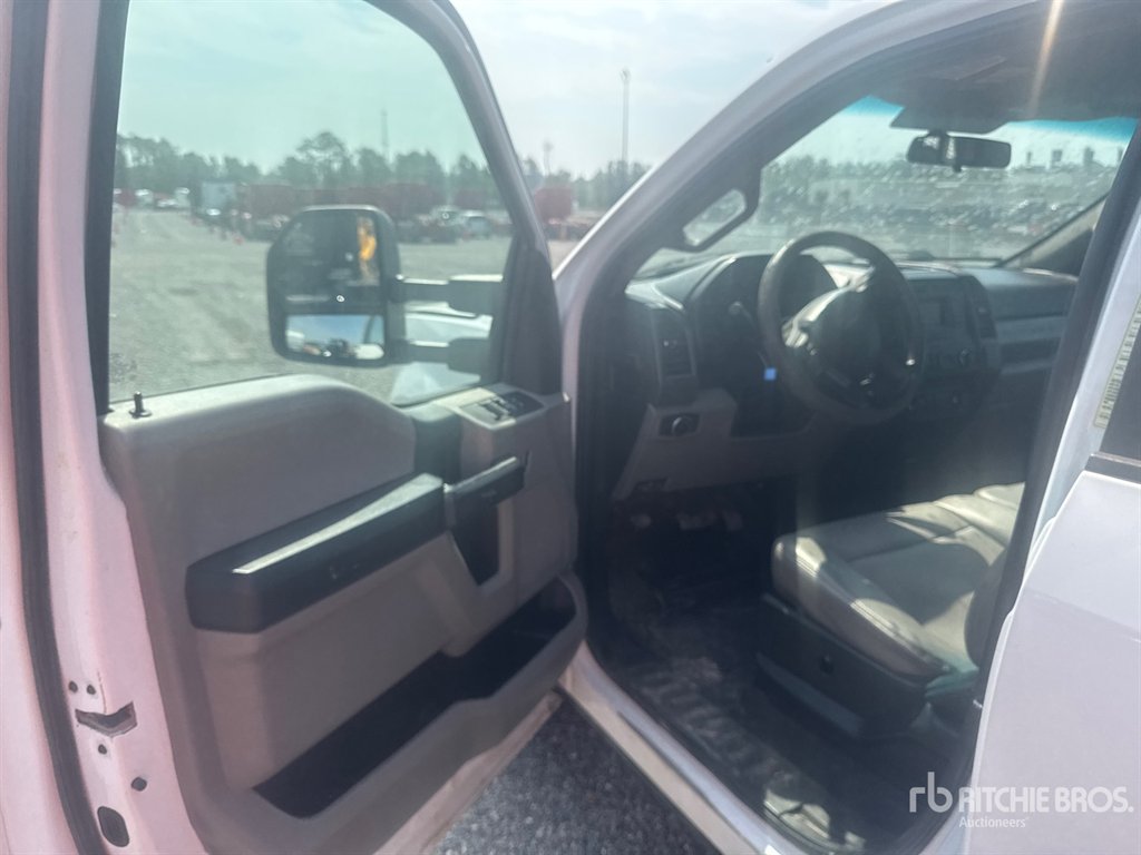 2017 Ford F350 - $27,995