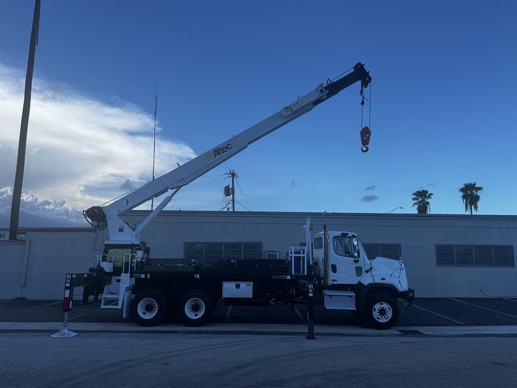 2015 Freightliner 108sd - $119,995