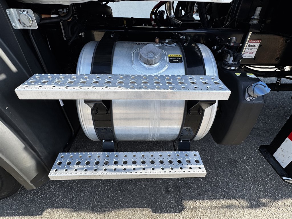 2015 Freightliner 108sd - $119,995