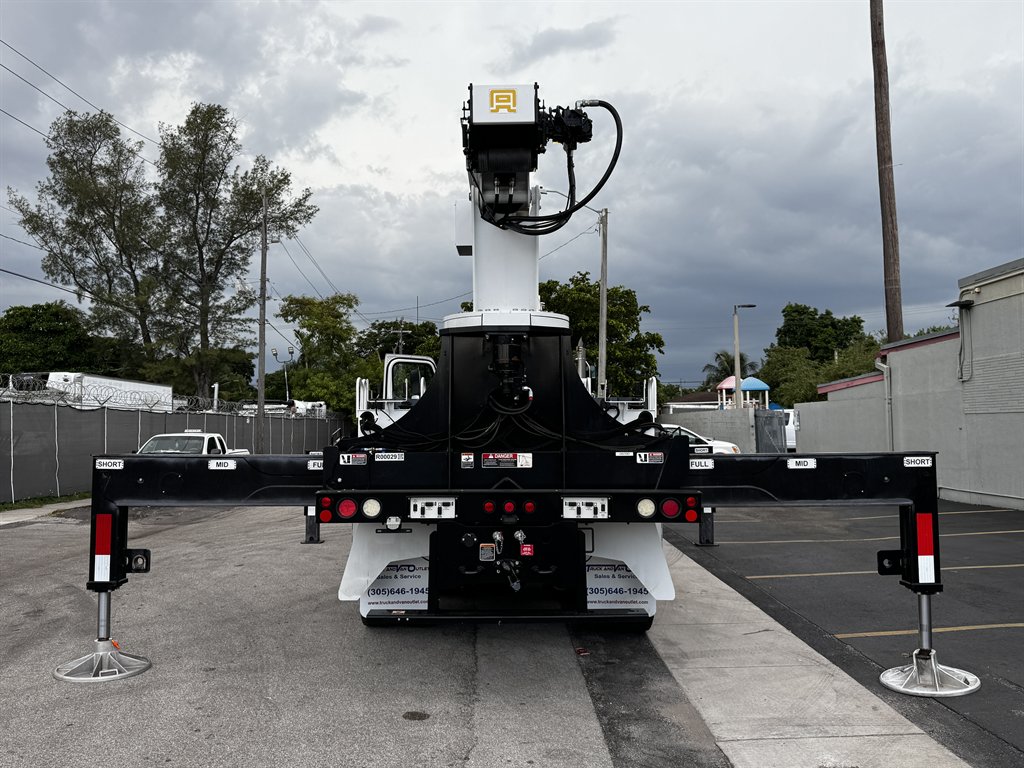 2015 Freightliner 108sd - $119,995