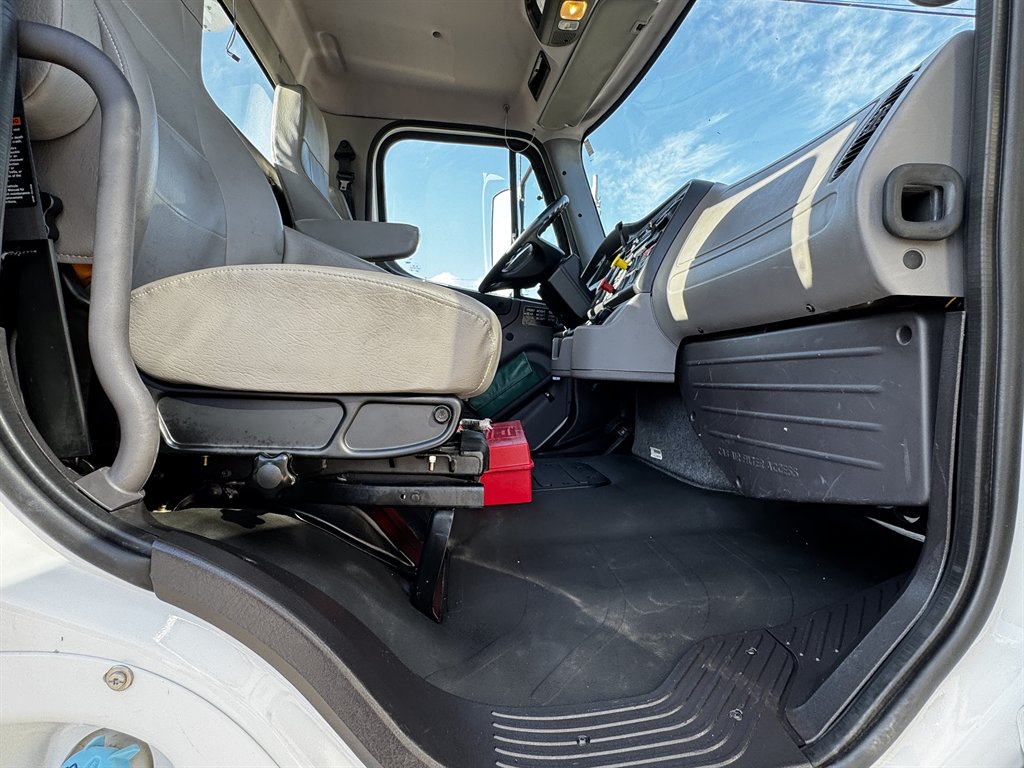 2015 Freightliner 108sd - $119,995