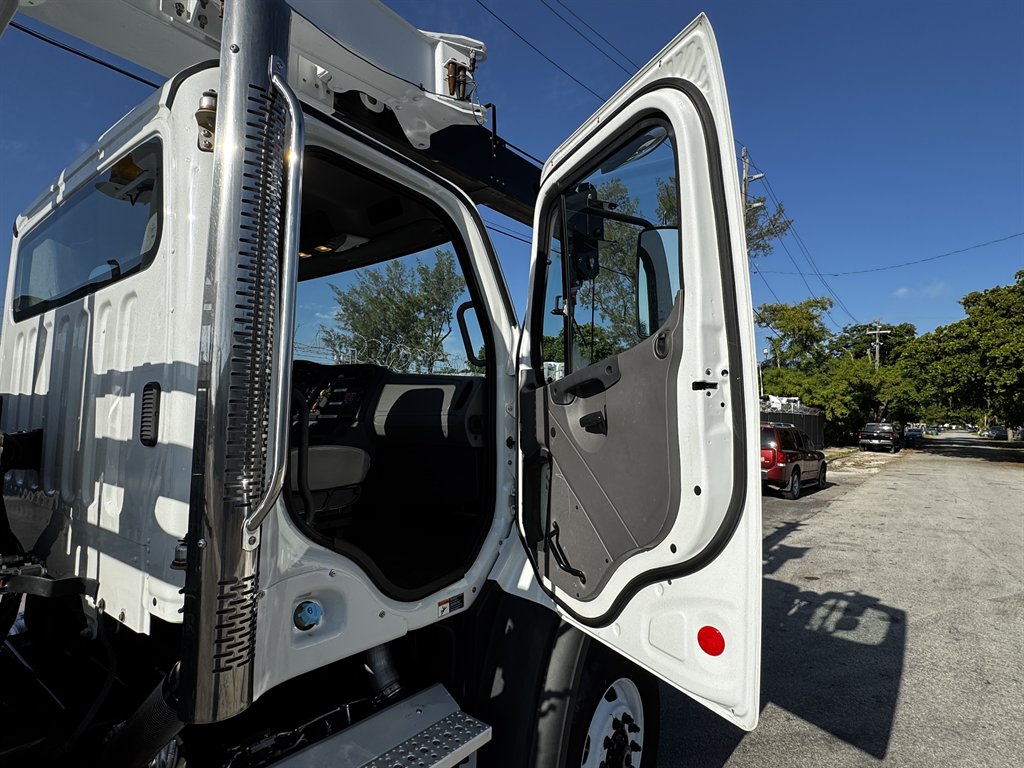 2015 Freightliner 108sd - $119,995