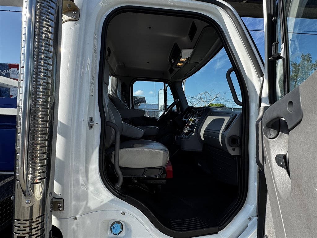 2015 Freightliner 108sd - $119,995