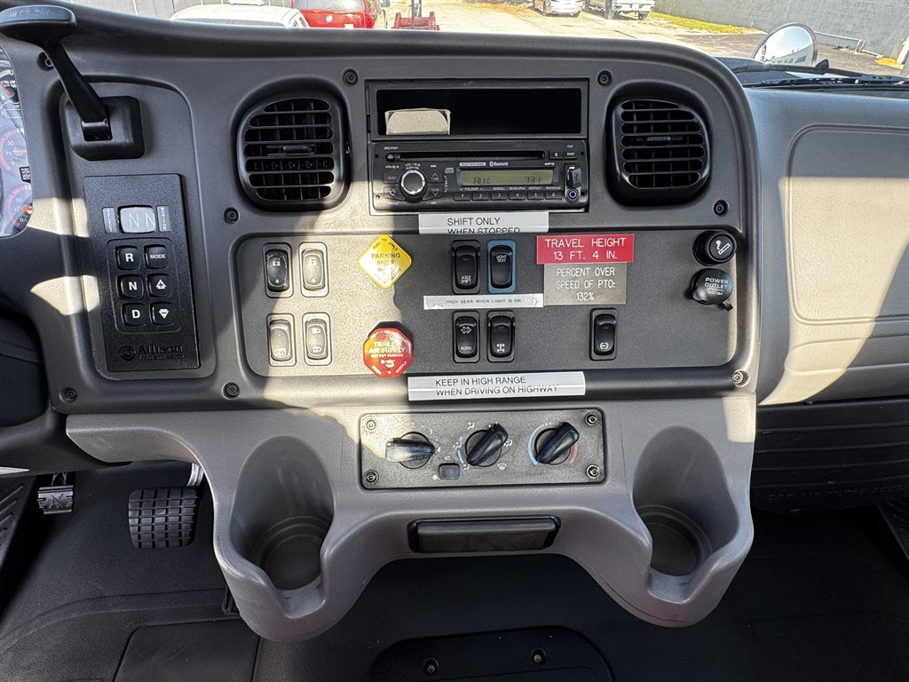 2015 Freightliner 108sd - $119,995