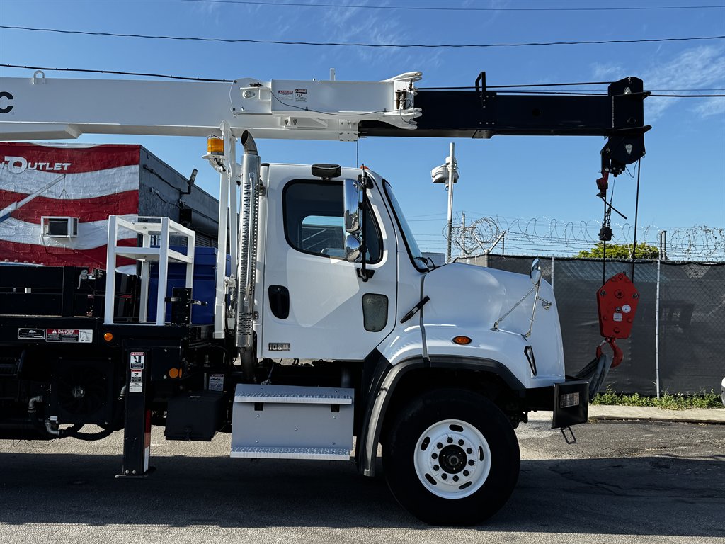 2015 Freightliner 108sd - $119,995