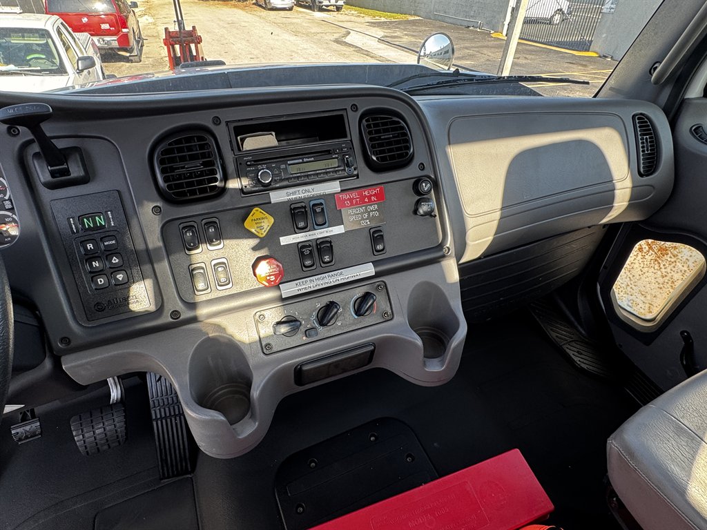 2015 Freightliner 108sd - $119,995