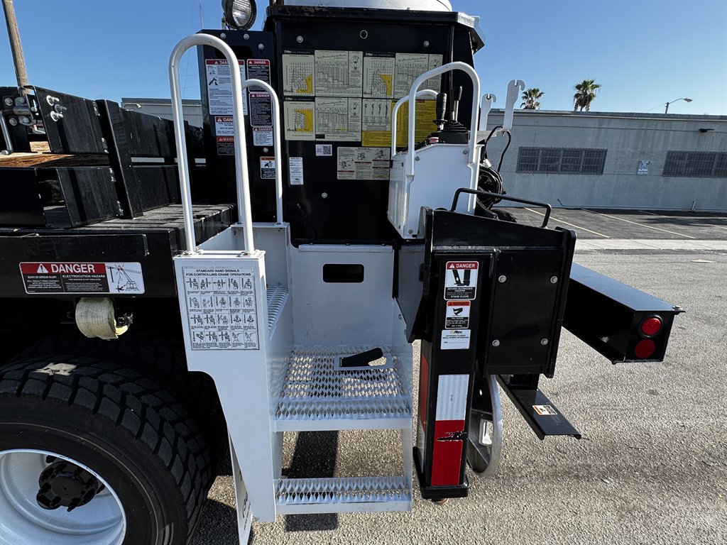 2015 Freightliner 108sd - $119,995