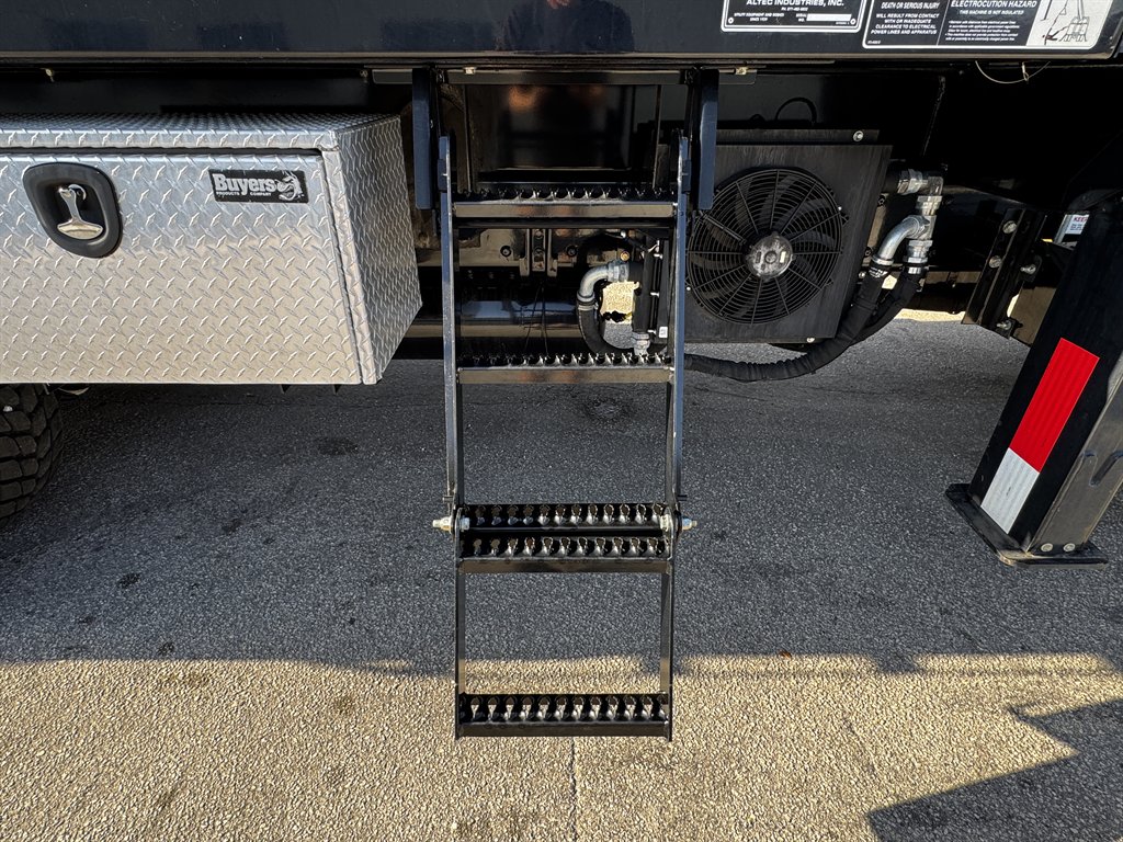 2015 Freightliner 108sd - $119,995