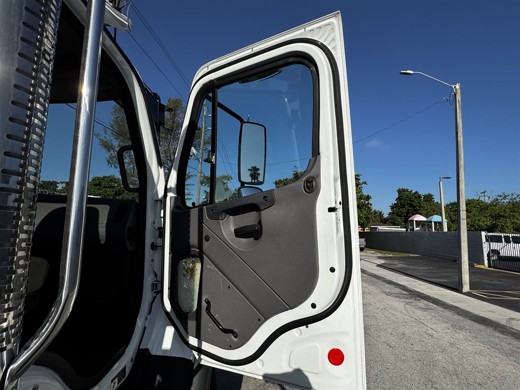 2015 Freightliner 108sd - $119,995