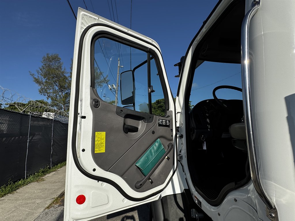 2015 Freightliner 108sd - $119,995