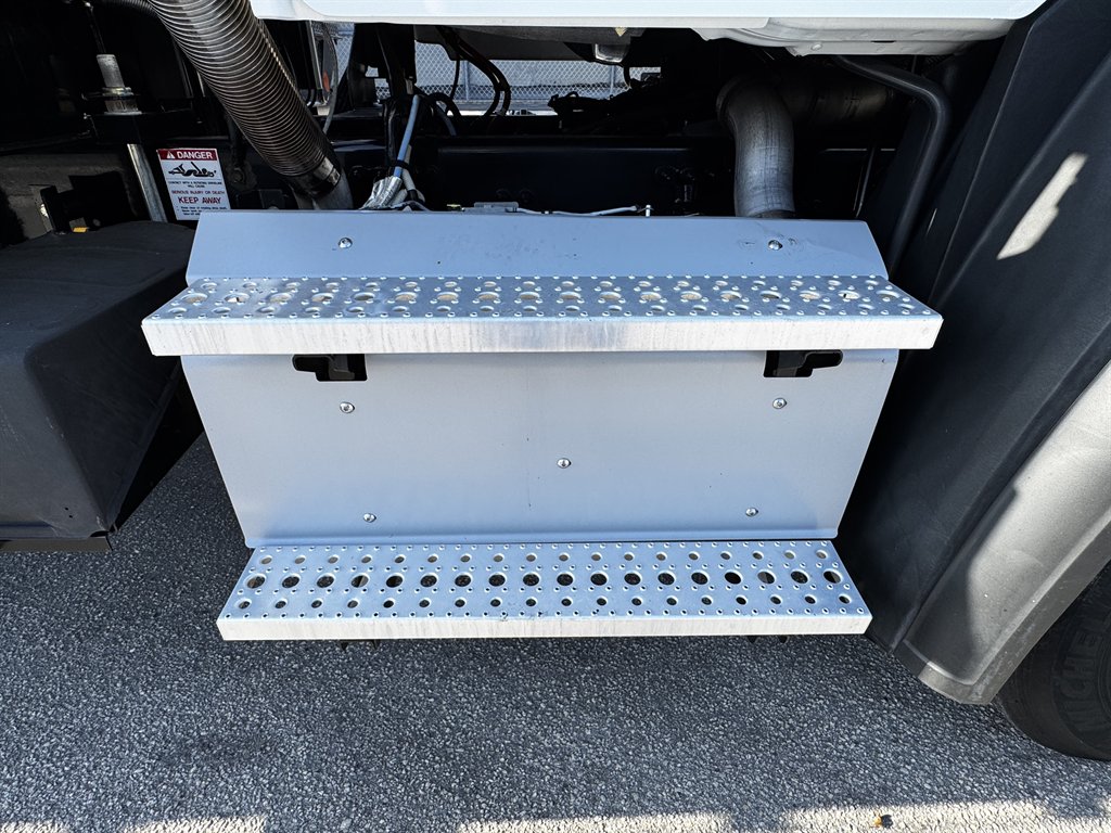 2015 Freightliner 108sd - $119,995