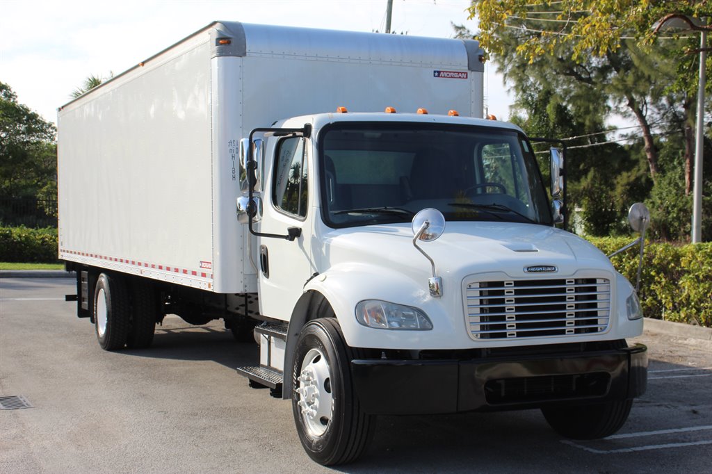 The 2016 Freightliner M2 106 27' BOX W/ Liftgate photos