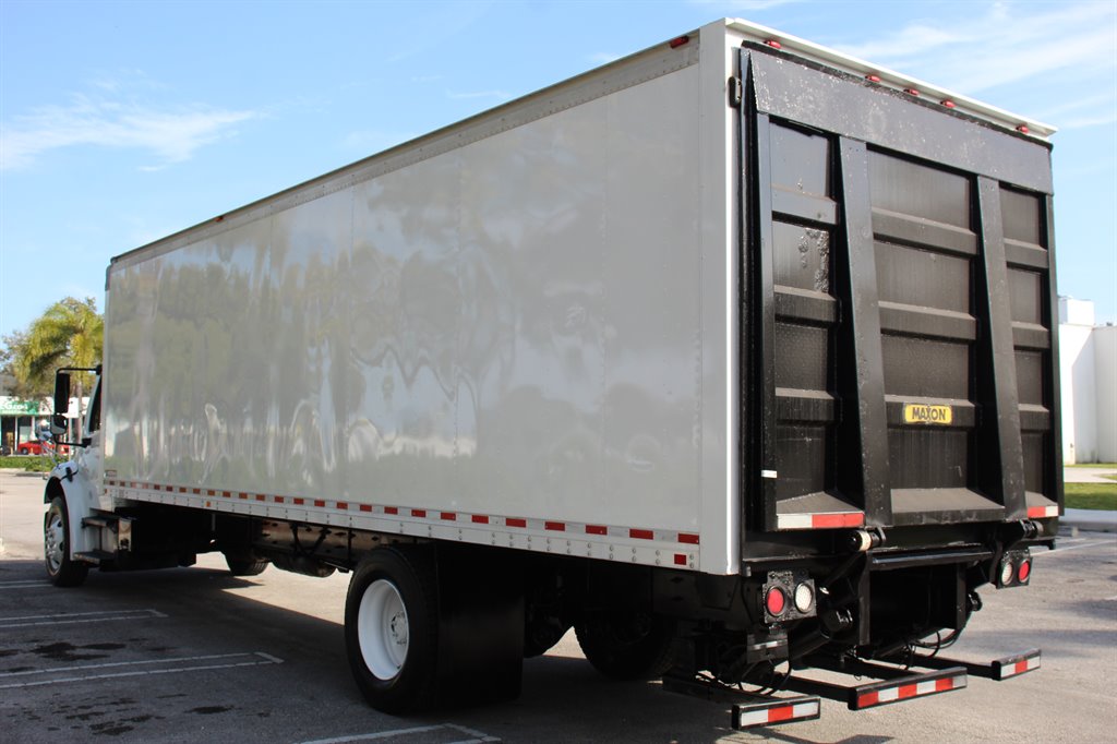 2016 Freightliner M2 106 27' BOX W/ Liftgate photo