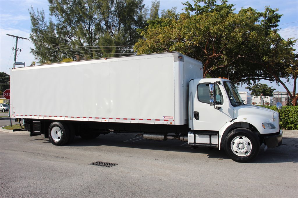 2016 Freightliner M2 106 27' BOX W/ Liftgate photo